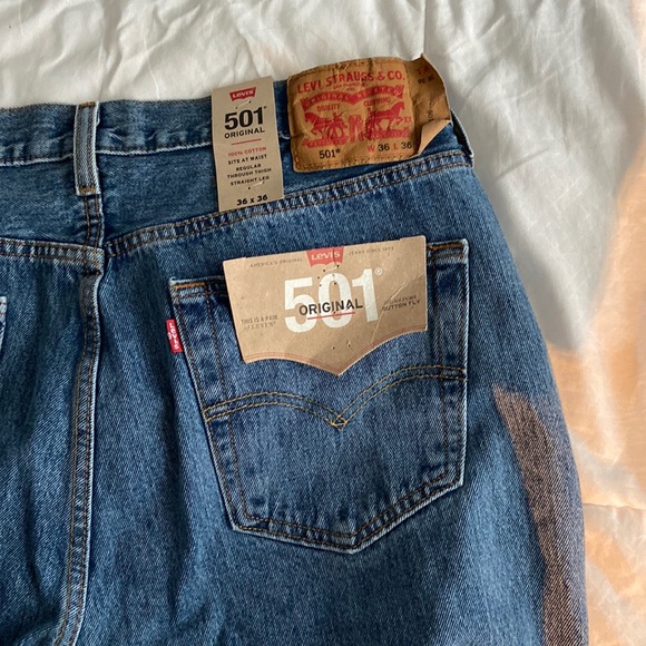 Levi’s 501 Medium Wash Jeans - Picture 1 of 2
